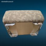 Pouff imbottito in tessuto con piedini in acciaio lucido dal design moderno