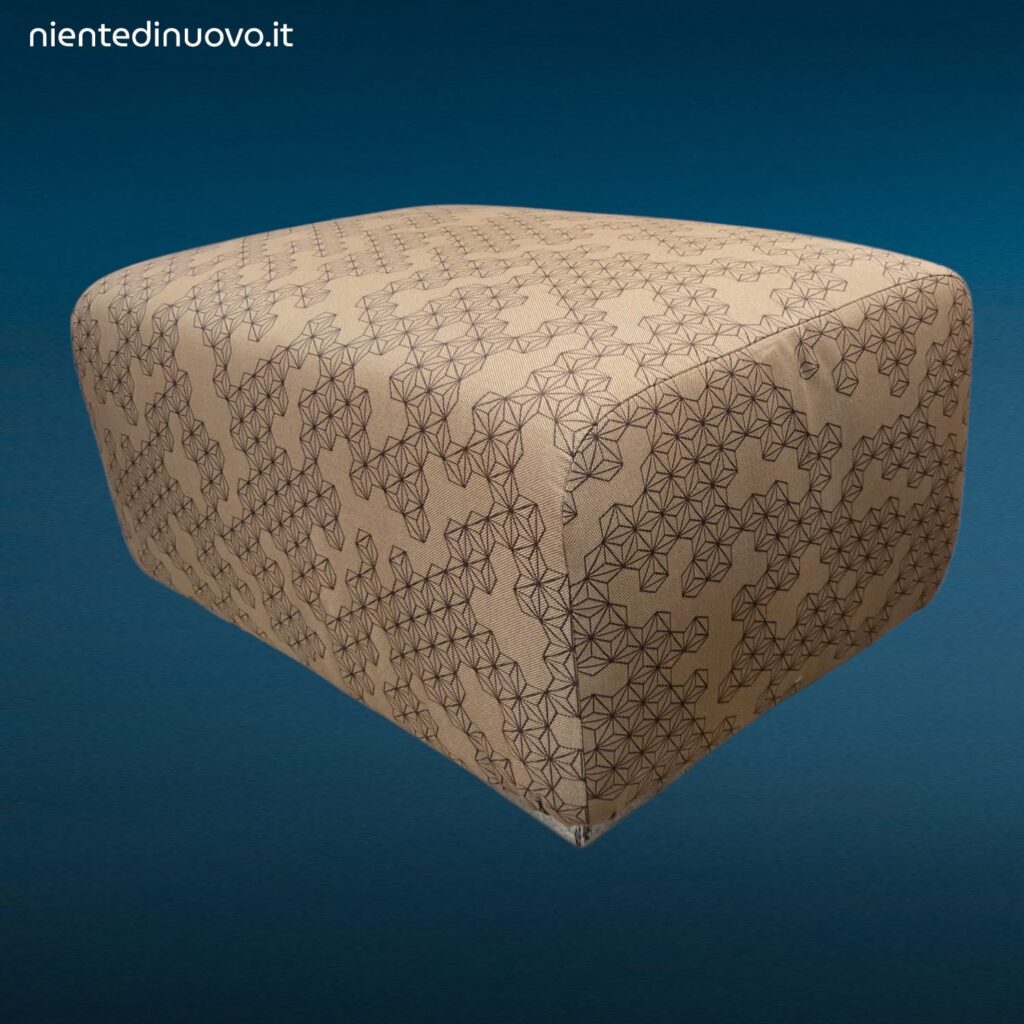 Pouff imbottito in tessuto con piedini in acciaio lucido dal design moderno