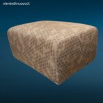 Pouff imbottito in tessuto con piedini in acciaio lucido dal design moderno