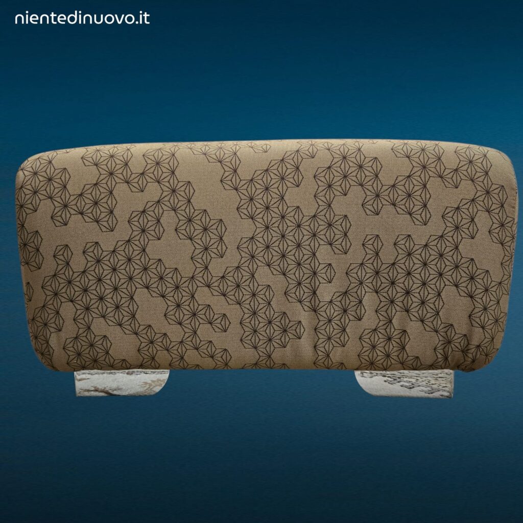 Pouff imbottito in tessuto con piedini in acciaio lucido dal design moderno