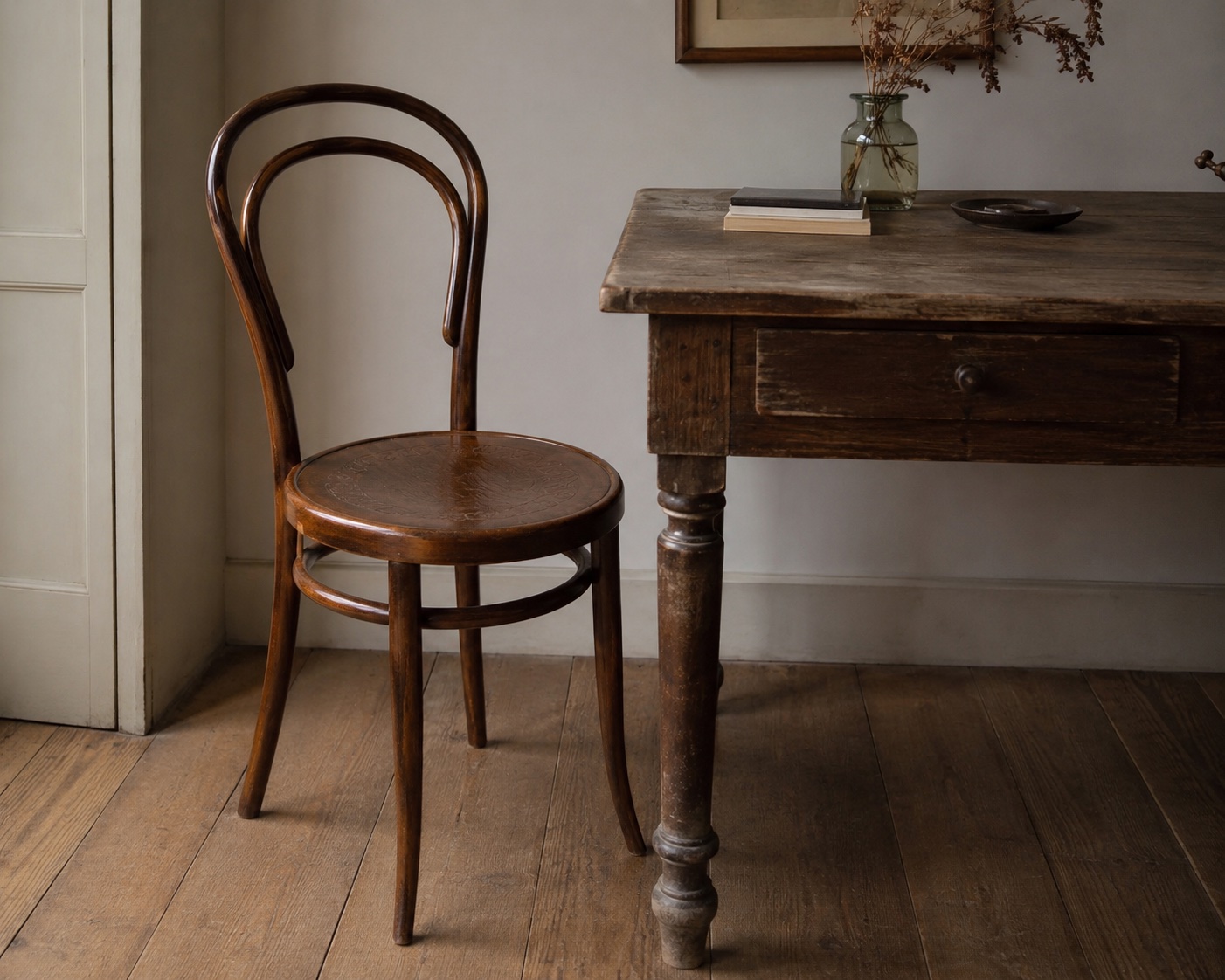 sedia Thonet originale in legno lucido posizionata accanto a un tavolo vintage