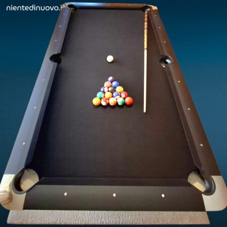 Tavolo da carambola moderno NG Biliardi con tappeto nero completo di biglie e stecca