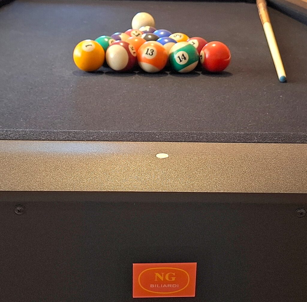 Tavolo da carambola moderno NG Biliardi con tappeto nero completo di biglie e stecca