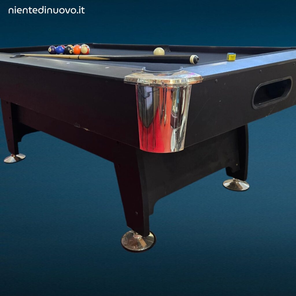 Tavolo da carambola moderno NG Biliardi con tappeto nero completo di biglie e stecca