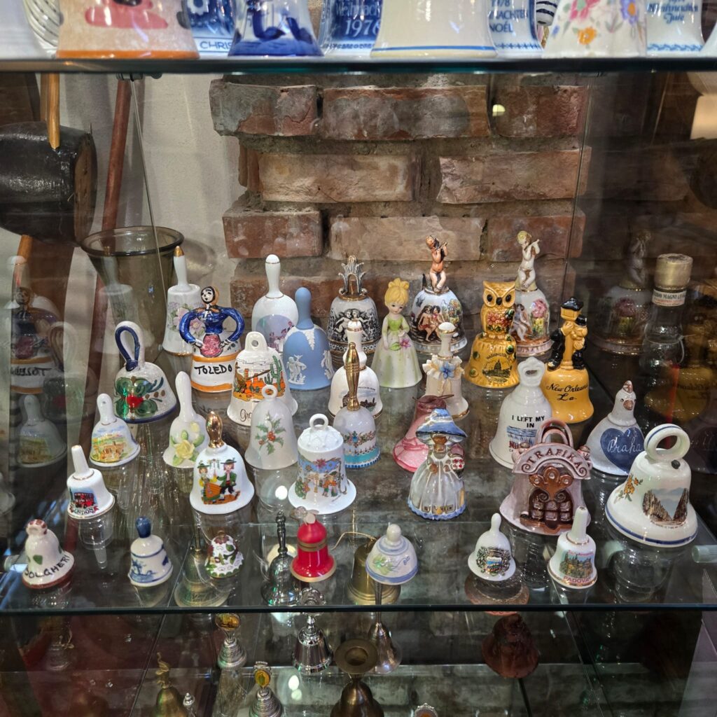 Collezione di campanelle in vetro ceramica metallo e terracotta di diverse dimensioni