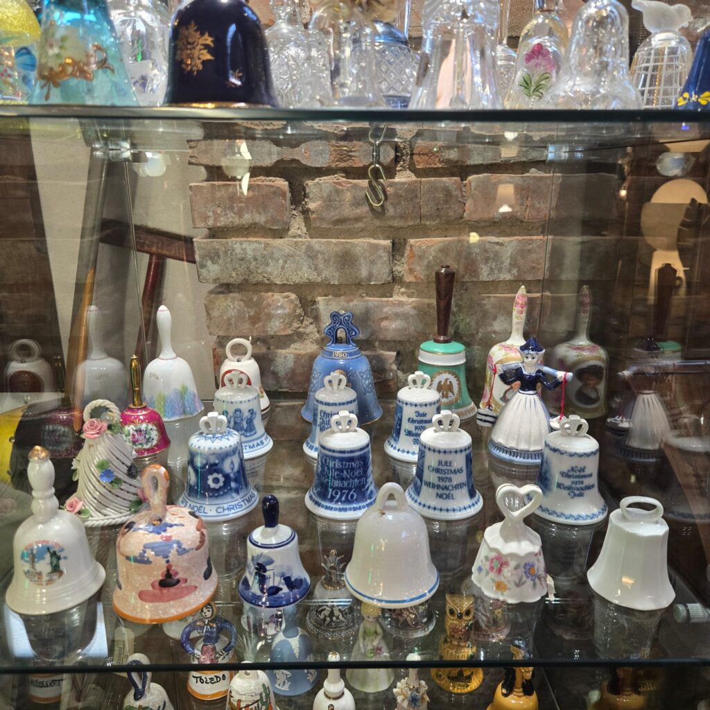 Collezione di campanelle in vetro ceramica metallo e terracotta di diverse dimensioni