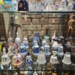 Collezione di campanelle in vetro ceramica metallo e terracotta di diverse dimensioni