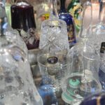 Collezione di campanelle in vetro ceramica metallo e terracotta di diverse dimensioni