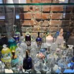 Collezione di campanelle in vetro ceramica metallo e terracotta di diverse dimensioni