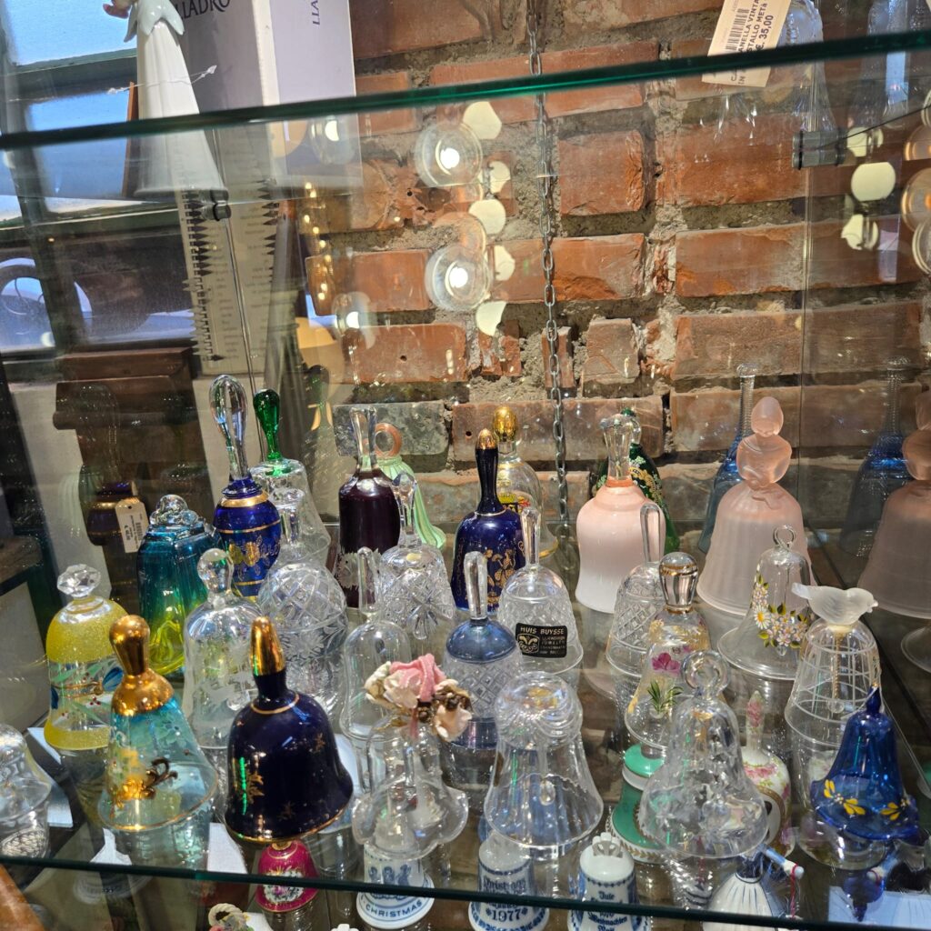 Collezione di campanelle in vetro ceramica metallo e terracotta di diverse dimensioni