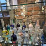 Collezione di campanelle in vetro ceramica metallo e terracotta di diverse dimensioni