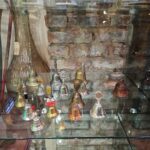 Collezione di campanelle in vetro ceramica metallo e terracotta di diverse dimensioni