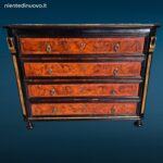 Antico comò canterano settecentesco in noce con quattro cassetti, fronte in radica e piano superiore in asse unica