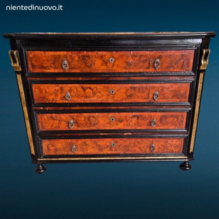 Antico comò canterano settecentesco in noce con quattro cassetti, fronte in radica e piano superiore in asse unica