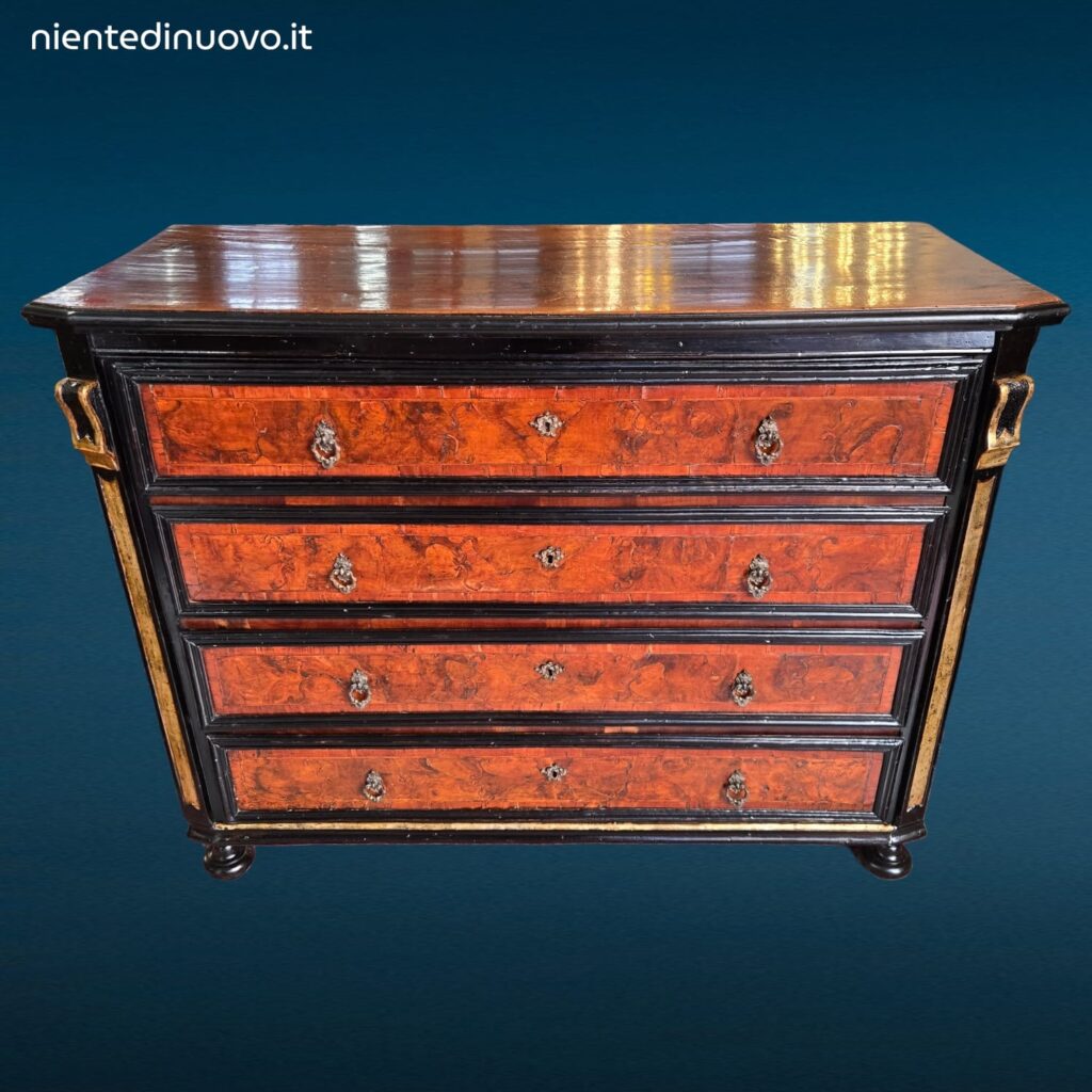 Antico canterano del Settecento in noce con quattro cassetti, fronte in radica e piano superiore in asse unica