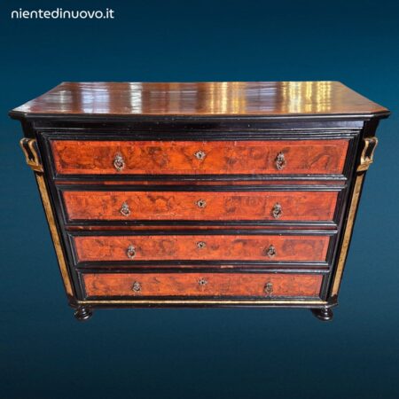 Antico canterano del Settecento in noce con quattro cassetti, fronte in radica e piano superiore in asse unica