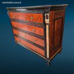 Antico canterano del Settecento in noce con quattro cassetti, fronte in radica e piano superiore in asse unica