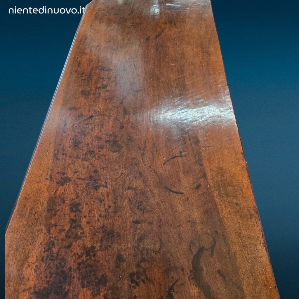 Antico canterano del Settecento in noce con quattro cassetti, fronte in radica e piano superiore in asse unica