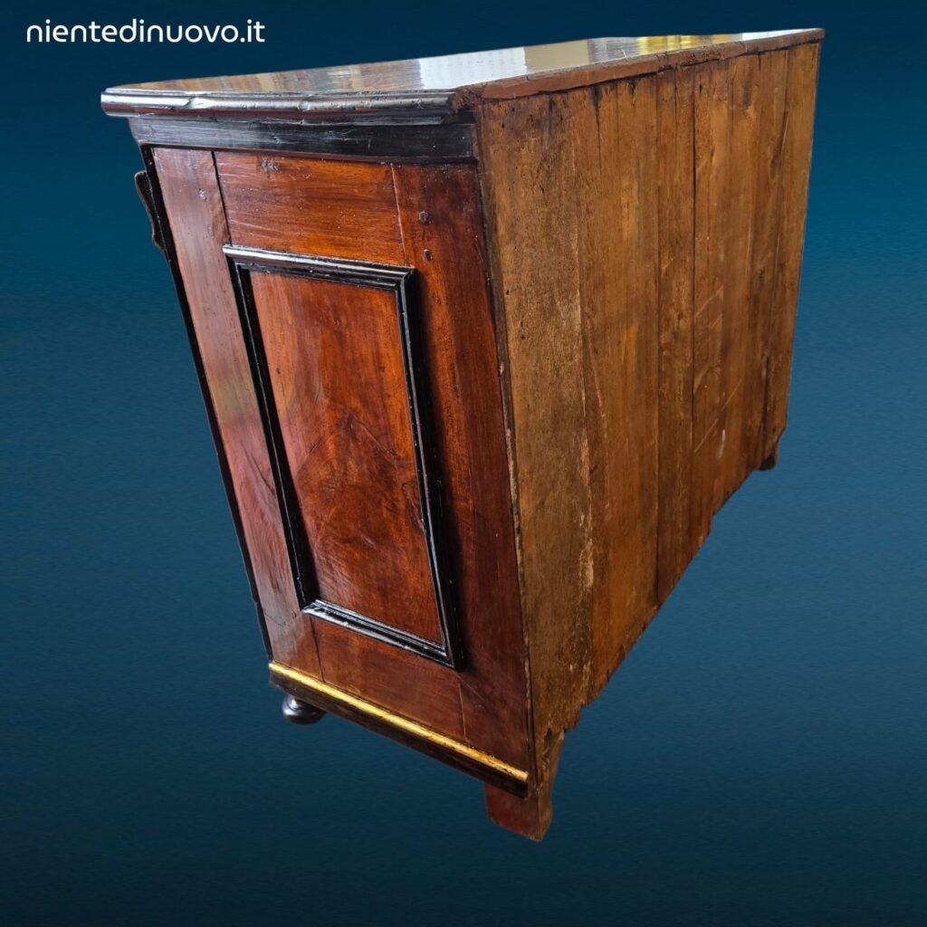 Antico canterano del Settecento in noce con quattro cassetti, fronte in radica e piano superiore in asse unica