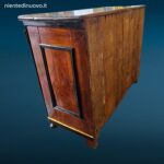 Antico canterano del Settecento in noce con quattro cassetti, fronte in radica e piano superiore in asse unica