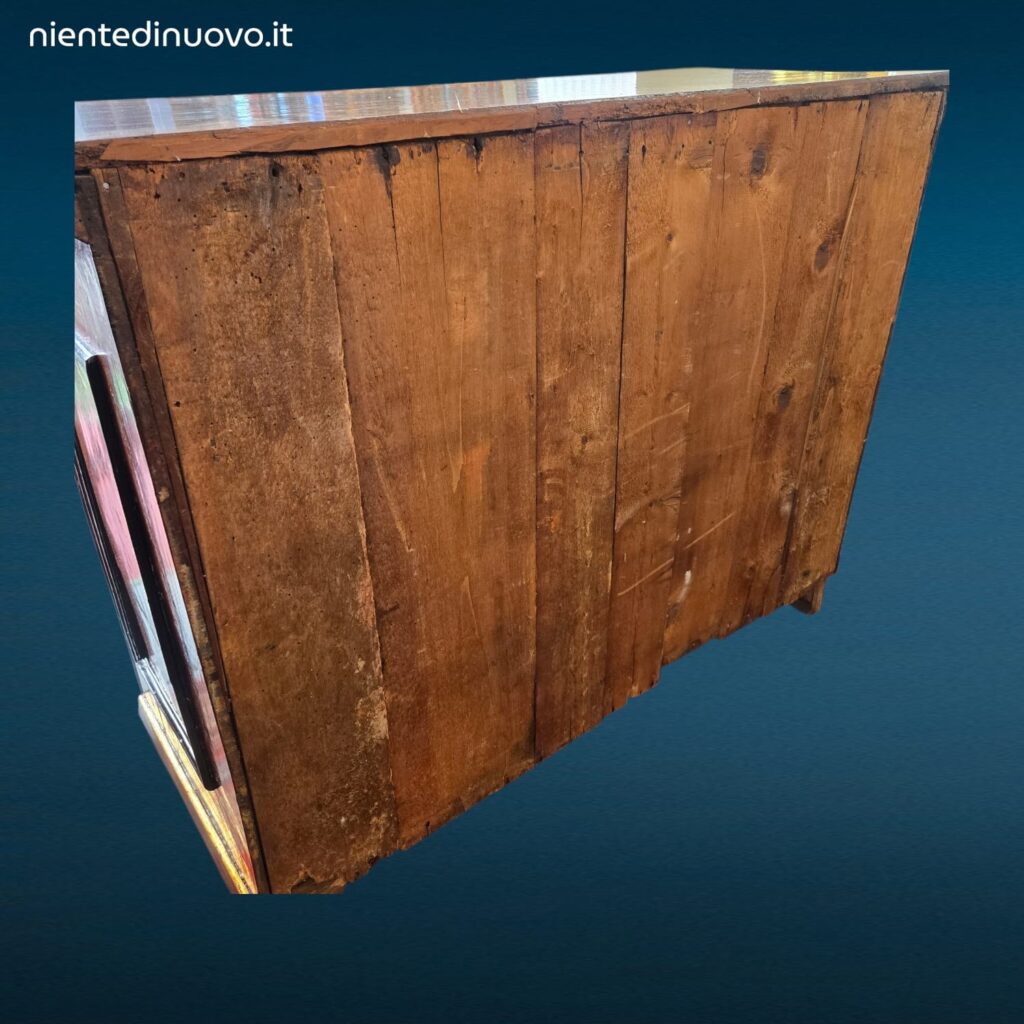 Antico canterano del Settecento in noce con quattro cassetti, fronte in radica e piano superiore in asse unica