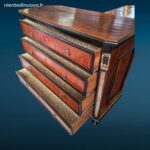 Antico canterano del Settecento in noce con quattro cassetti, fronte in radica e piano superiore in asse unica