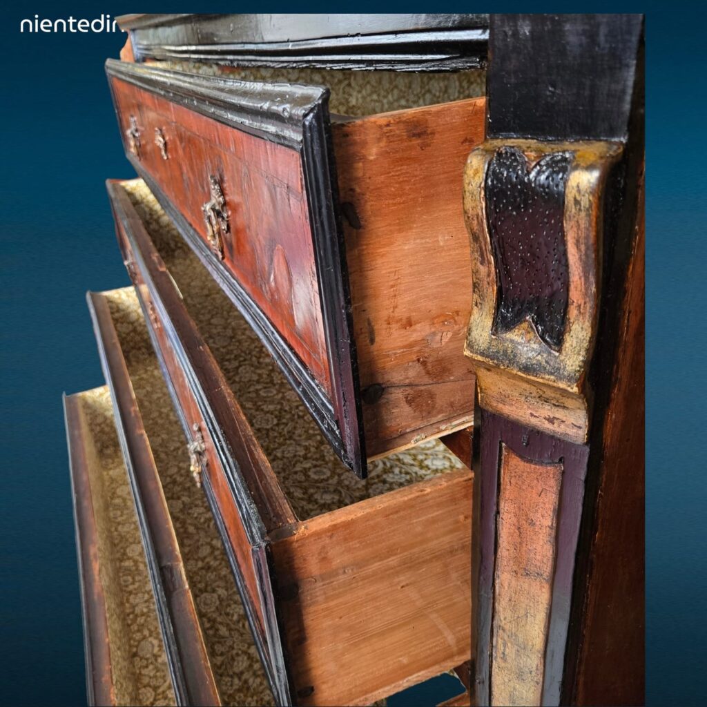 Antico canterano del Settecento in noce con quattro cassetti, fronte in radica e piano superiore in asse unica