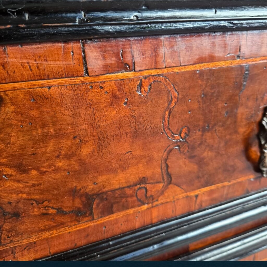 Antico canterano del Settecento in noce con quattro cassetti, fronte in radica e piano superiore in asse unica
