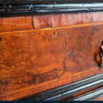 Antico canterano del Settecento in noce con quattro cassetti, fronte in radica e piano superiore in asse unica