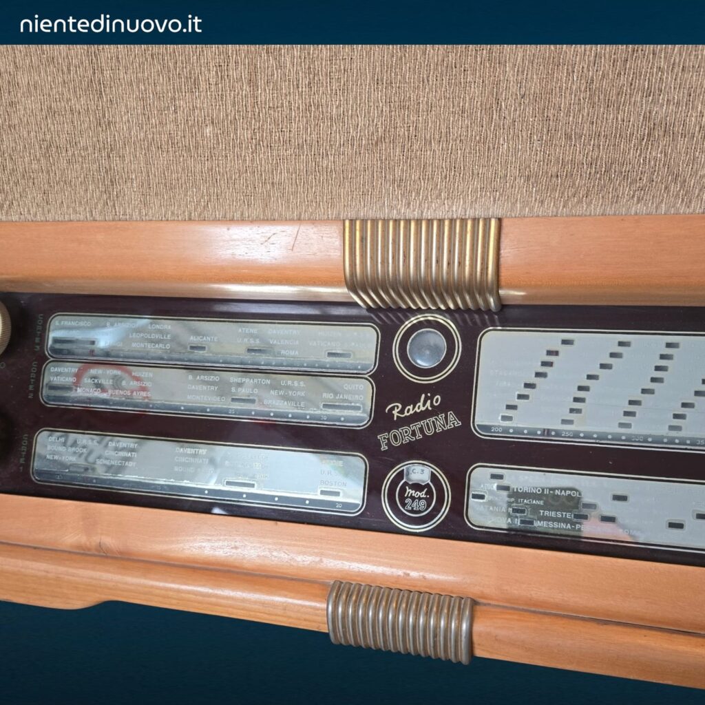 Radio d’epoca Fortuna mod 249 con mobile scenografico e componenti originali completi