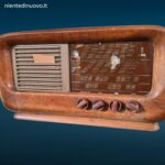 Radio d’epoca Kennedy K 641 in radica con forma bombata e valvole originali