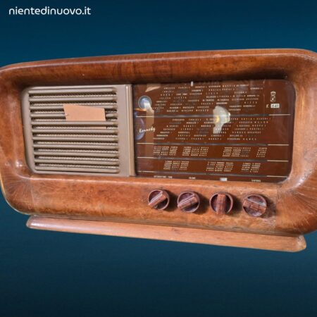 Radio d’epoca Kennedy K 641 in radica con forma bombata e valvole originali
