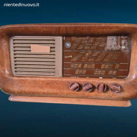 Radio d’epoca Kennedy K 641 in radica con forma bombata e valvole originali