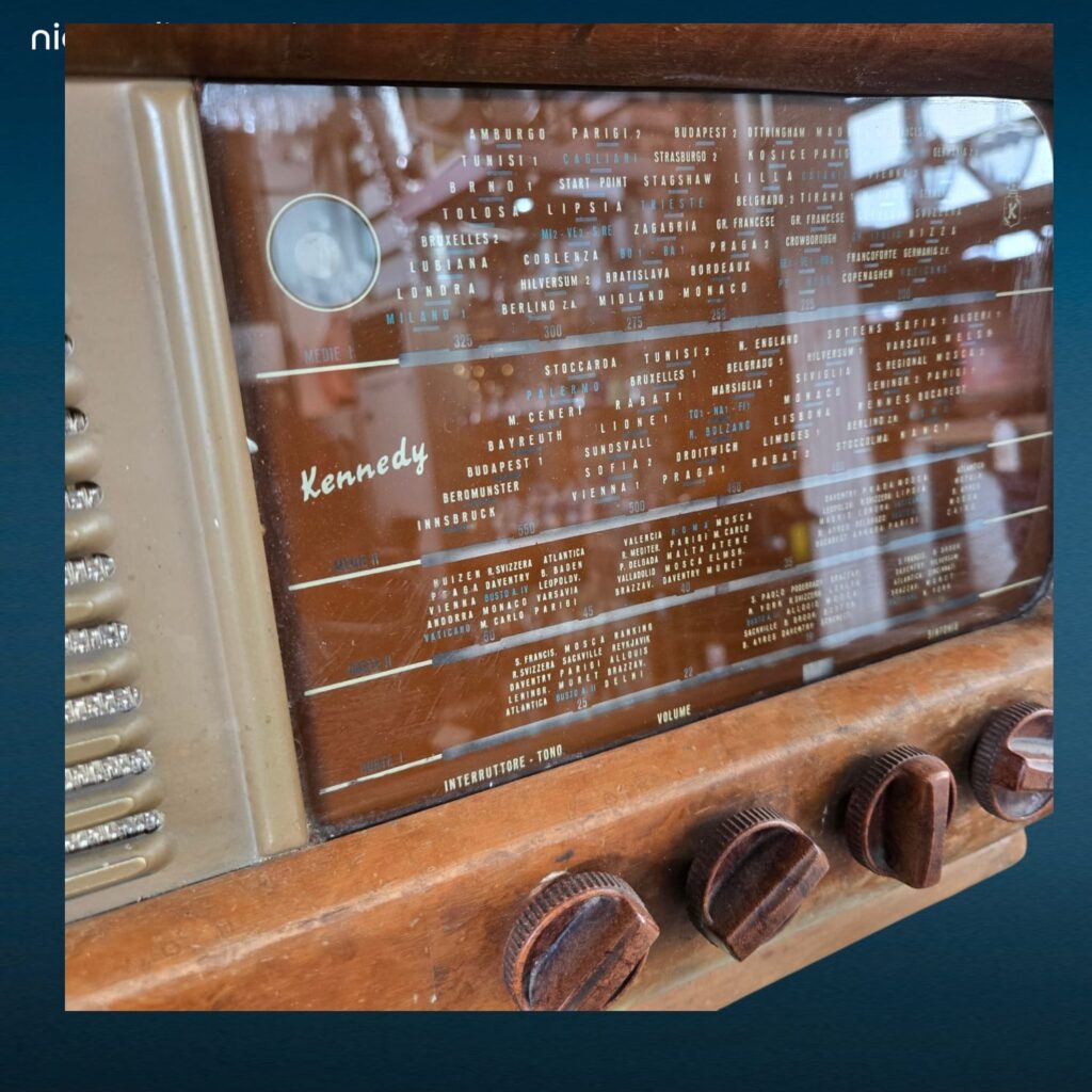 Radio d’epoca Kennedy K 641 in radica con forma bombata e valvole originali