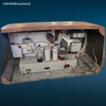Radio d’epoca Kennedy K 641 in radica con forma bombata e valvole originali
