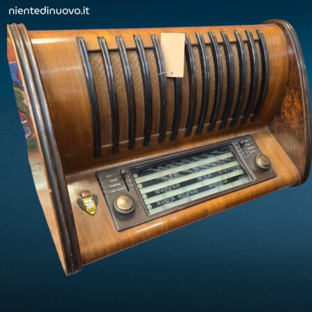 Radio d’epoca RadioMarelli con manopole originali e valvole in ottime condizioni estetiche