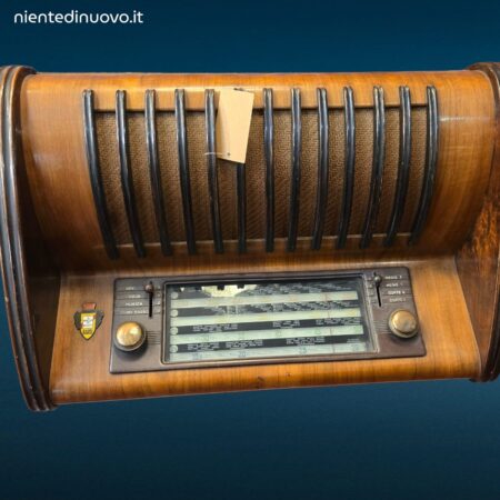 Radio d’epoca RadioMarelli con manopole originali e valvole in ottime condizioni estetiche