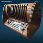 Radio d’epoca RadioMarelli con manopole originali e valvole in ottime condizioni estetiche
