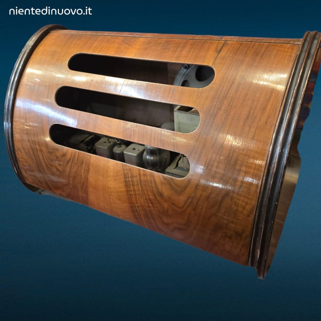 Radio d’epoca RadioMarelli con manopole originali e valvole in ottime condizioni estetiche