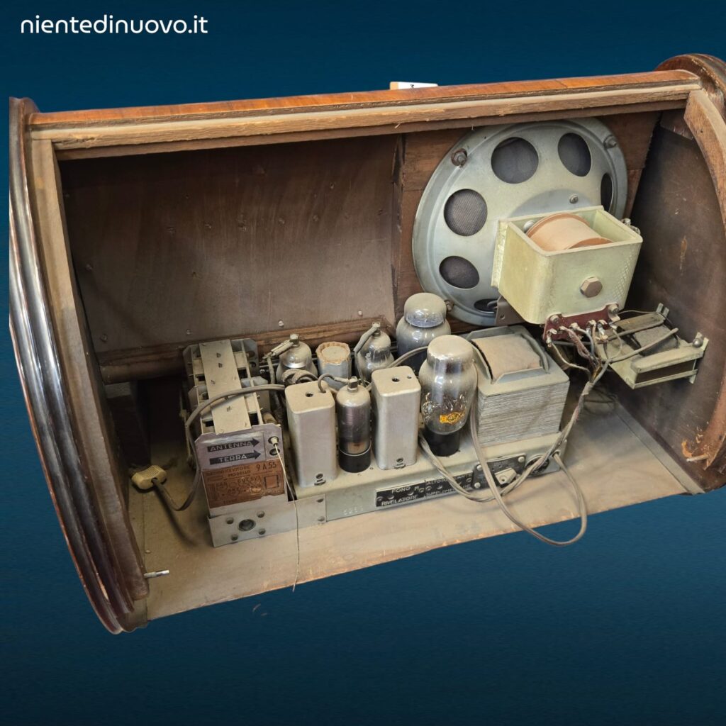Radio d’epoca RadioMarelli con manopole originali e valvole in ottime condizioni estetiche