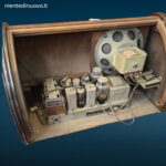 Radio d’epoca RadioMarelli con manopole originali e valvole in ottime condizioni estetiche