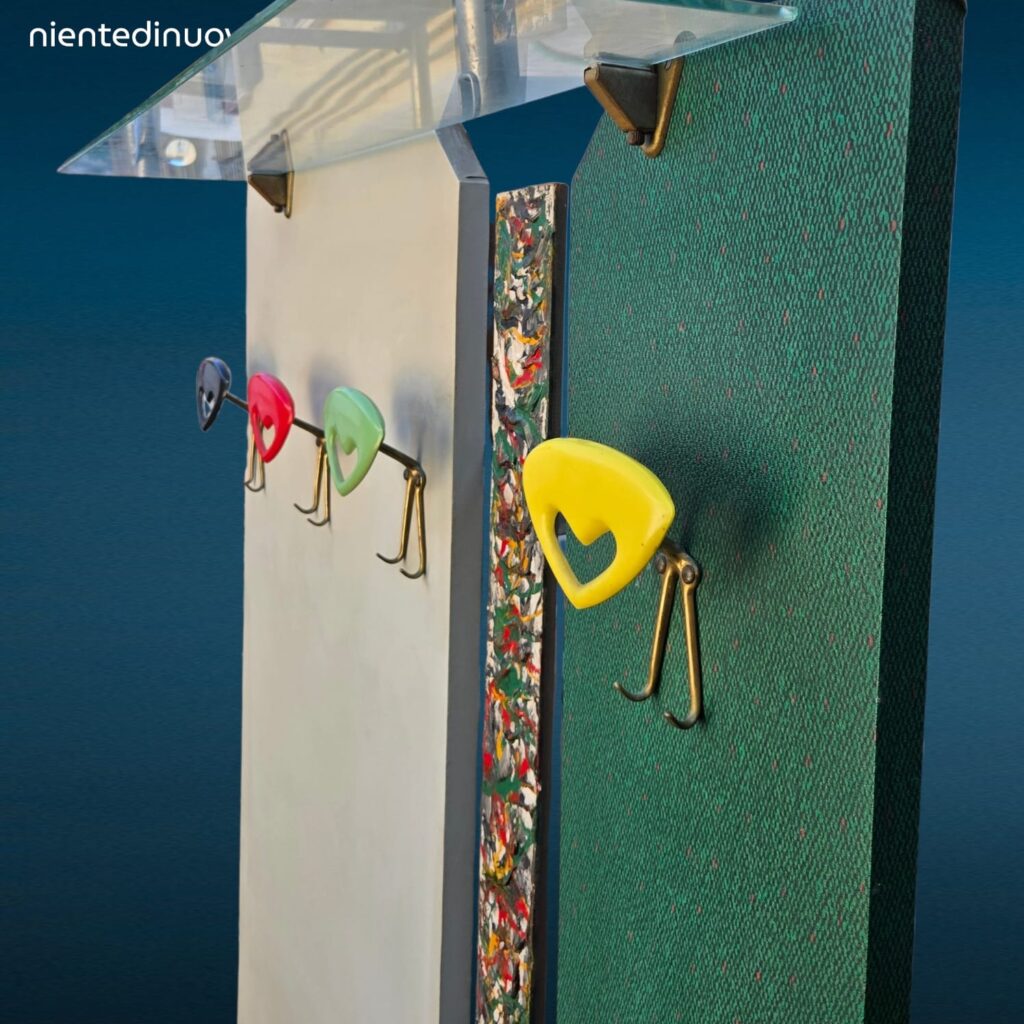 Appendiabiti da parete anni 60 con appendini colorati e cappelliera in vetro