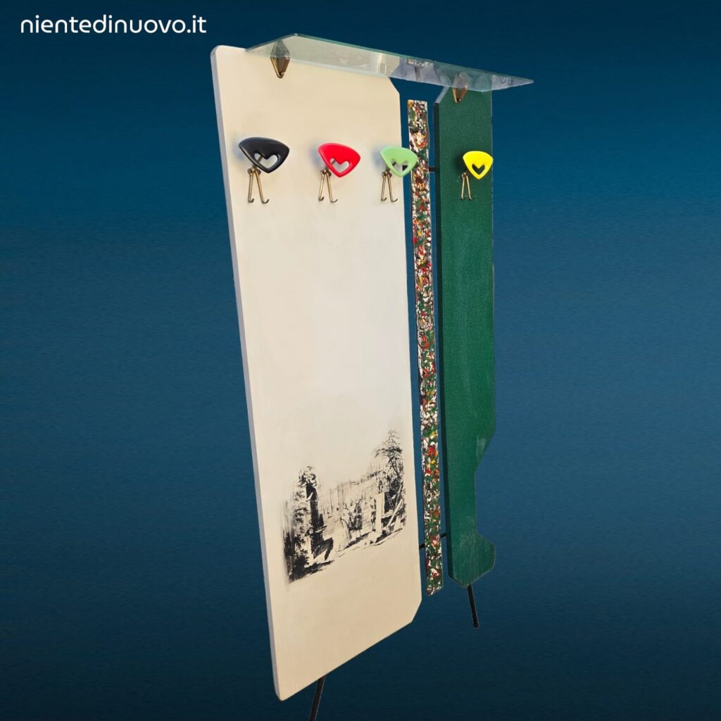 Appendiabiti da parete anni 60 con appendini colorati e cappelliera in vetro