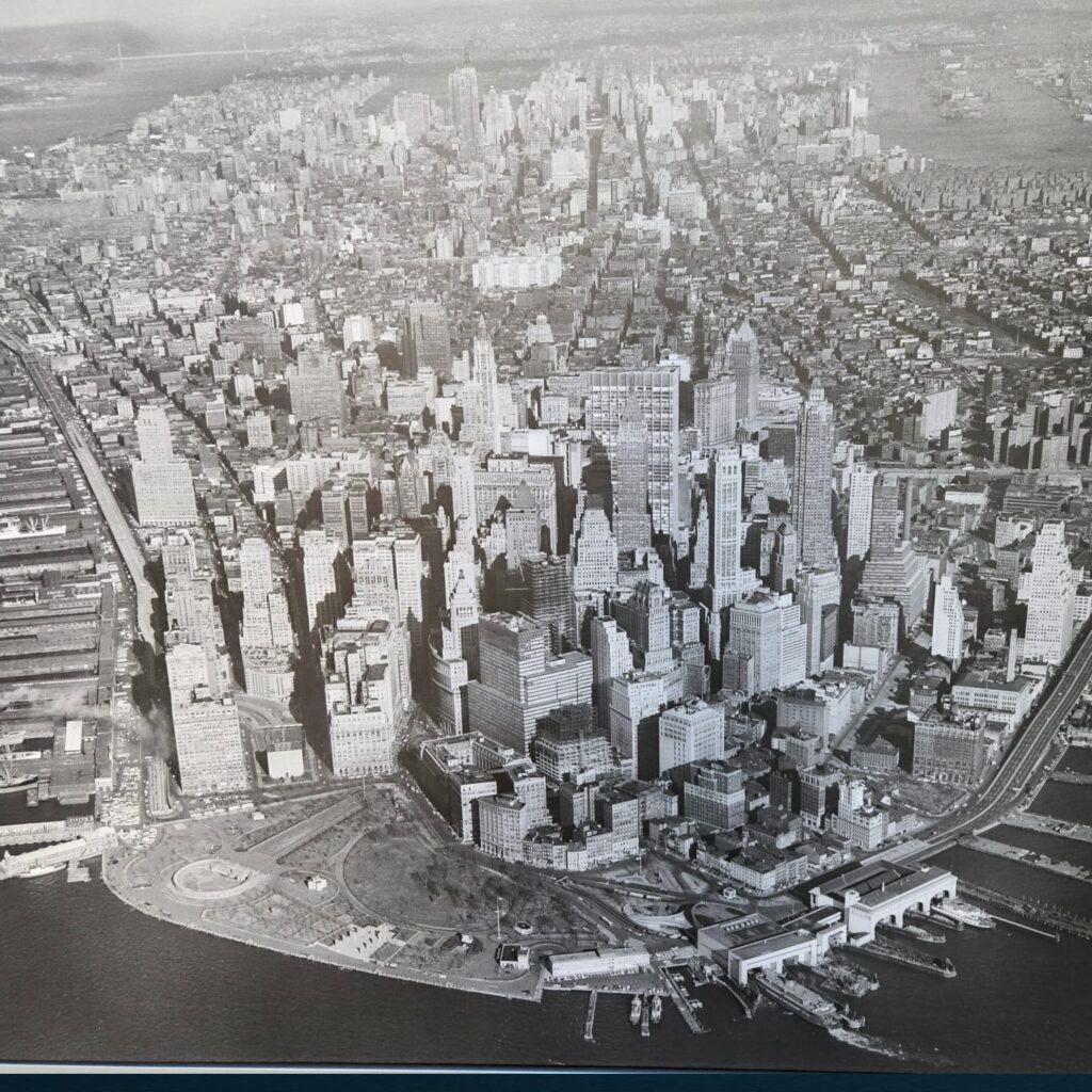 Stampa fotografica incorniciata di Manhattan vista dall’alto anni 30 attribuita a Philip Gendreau