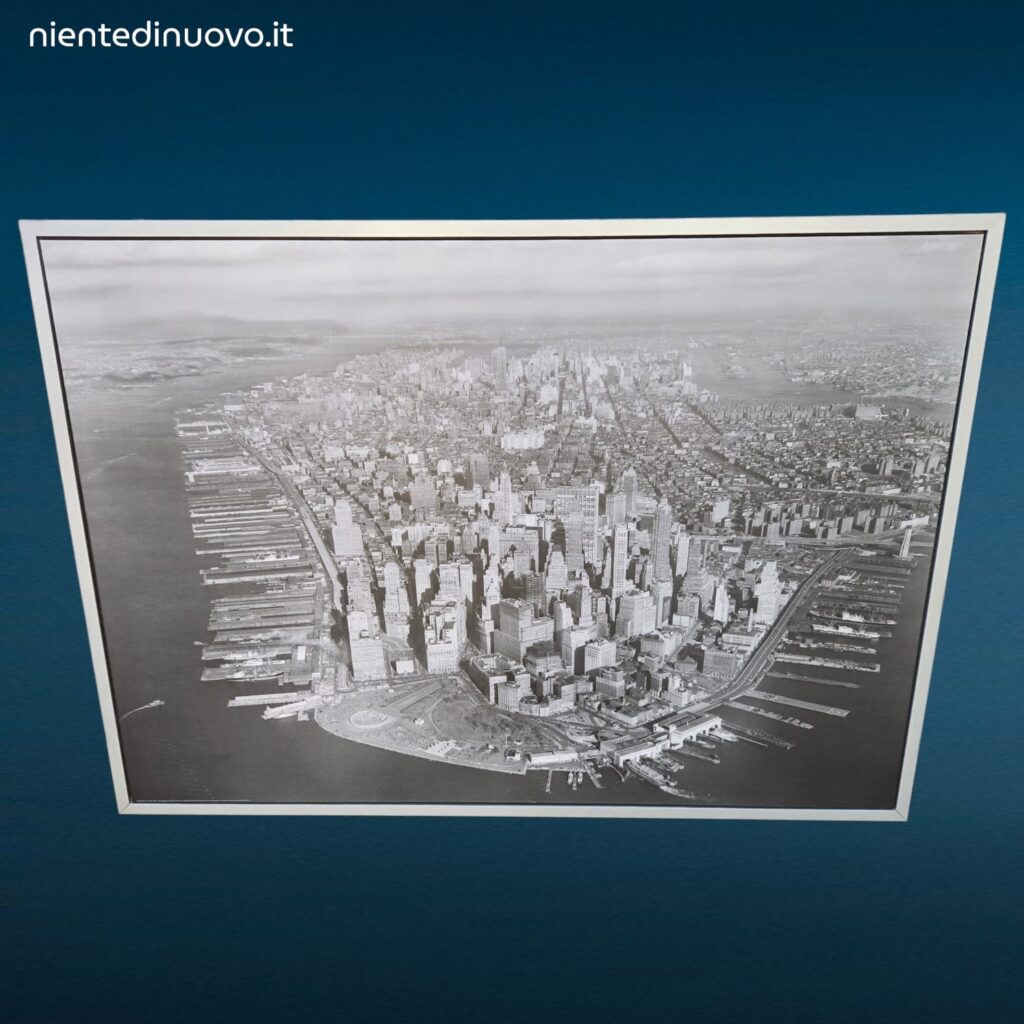 Stampa fotografica incorniciata di Manhattan vista dall’alto anni 30 attribuita a Philip Gendreau
