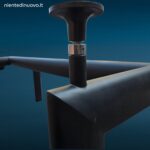 Tavolo in cristallo stile LC6 con struttura metallica anni Ottanta