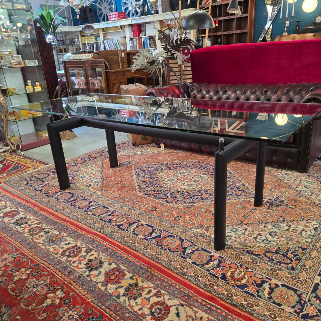 Tavolo in cristallo stile LC6 con struttura metallica anni Ottanta