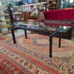 Tavolo in cristallo stile LC6 con struttura metallica anni Ottanta