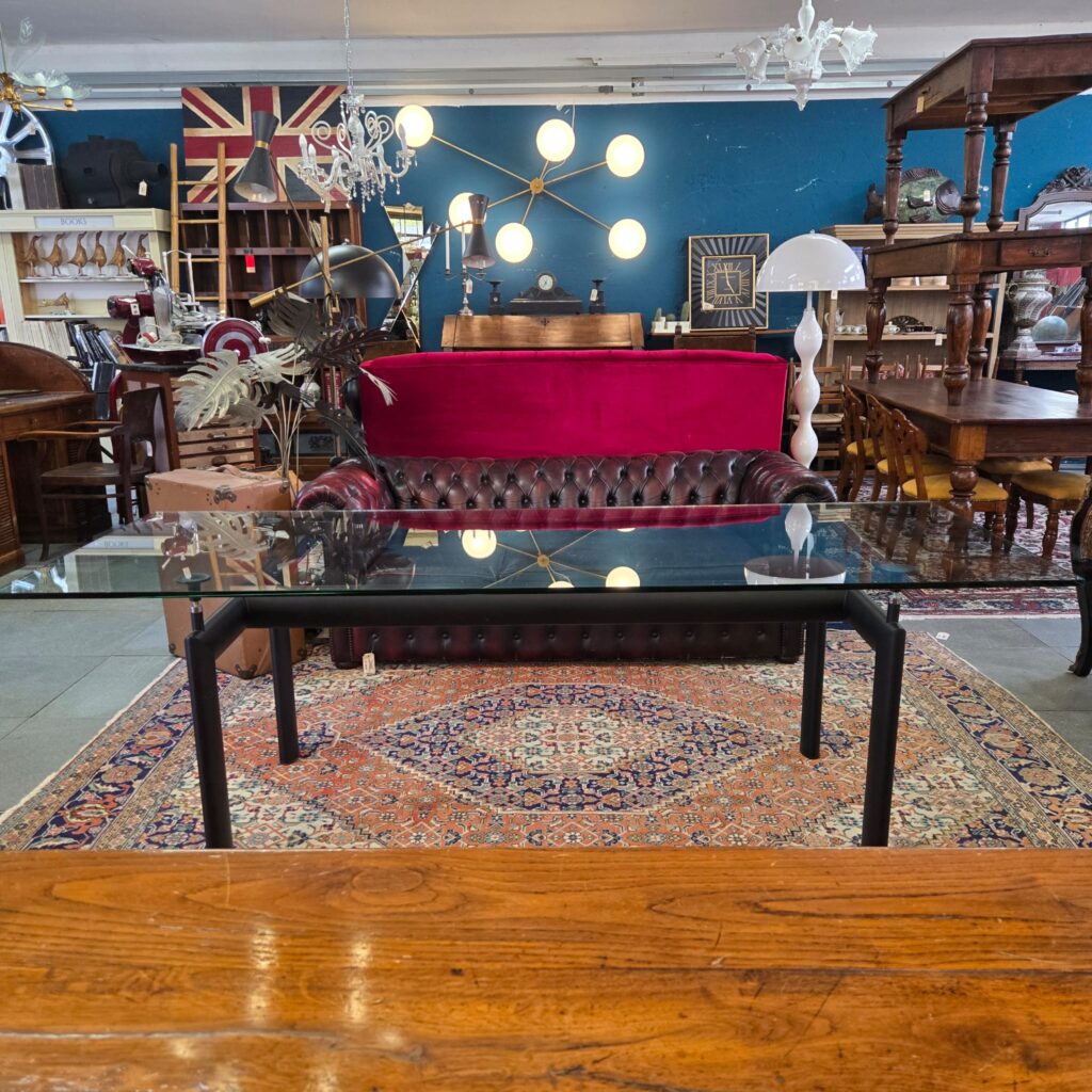 Tavolo in cristallo stile LC6 con struttura metallica anni Ottanta