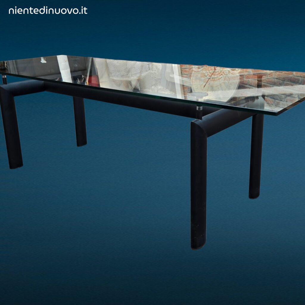 Tavolo in cristallo stile LC6 con struttura metallica anni Ottanta